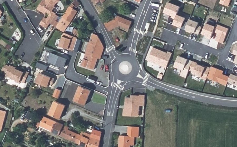 Vue aérienne du Rond-point anonyme n°623029455