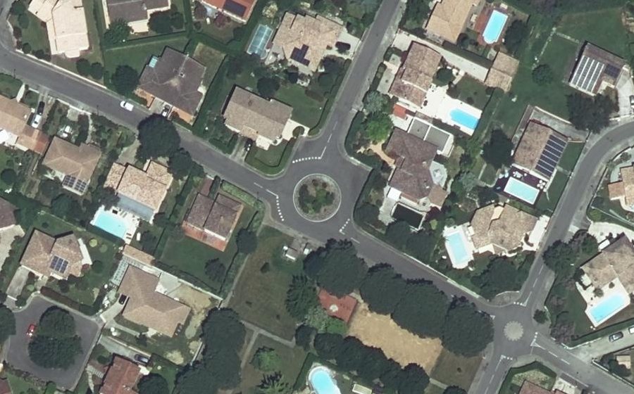 Vue aérienne du Rond-point anonyme n°623057444