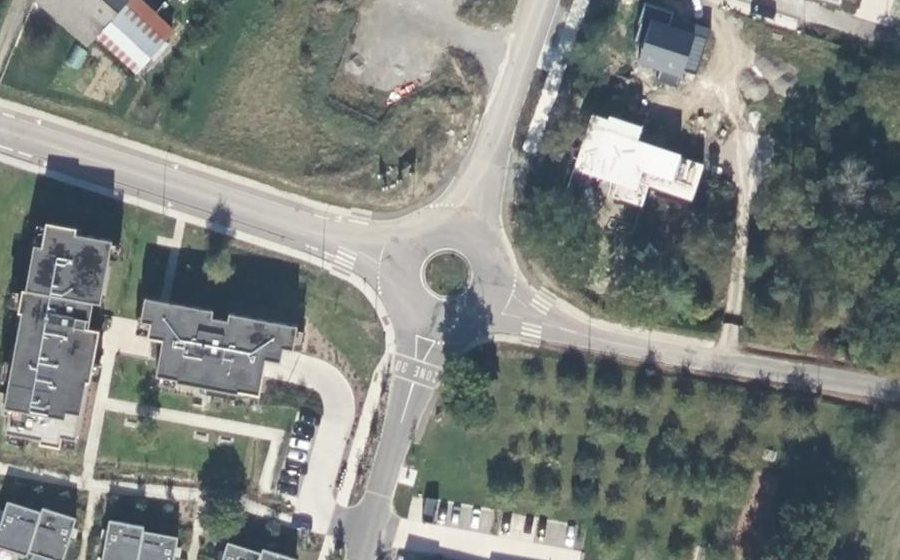 Vue aérienne du Rond-point anonyme n°623168309