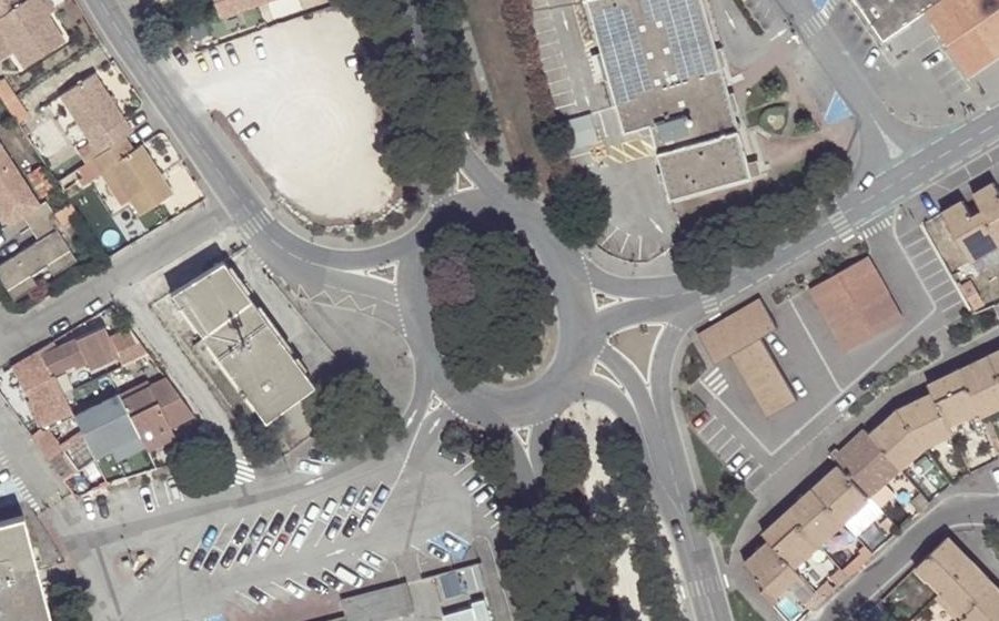 Vue aérienne du Rond-point anonyme n°623235139