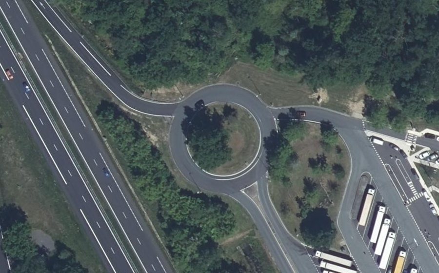 Vue aérienne du Rond-point anonyme n°62327354
