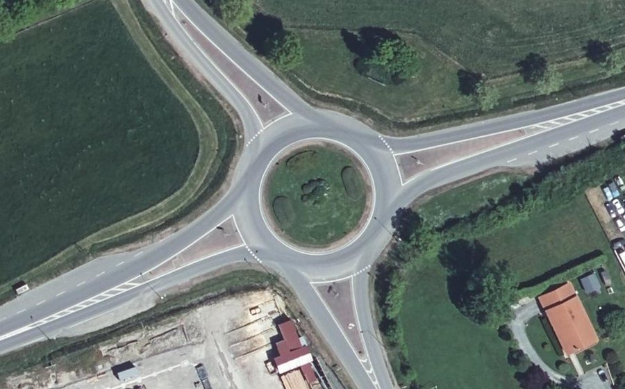 Vue aérienne du Rond-point anonyme n°62334416