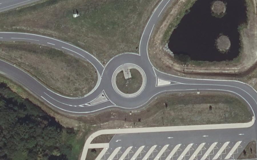 Vue aérienne du Rond-point anonyme n°623397358