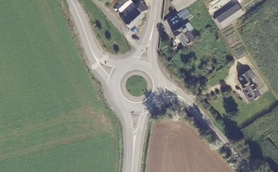 Vue aérienne du Rond-point anonyme n°623455887