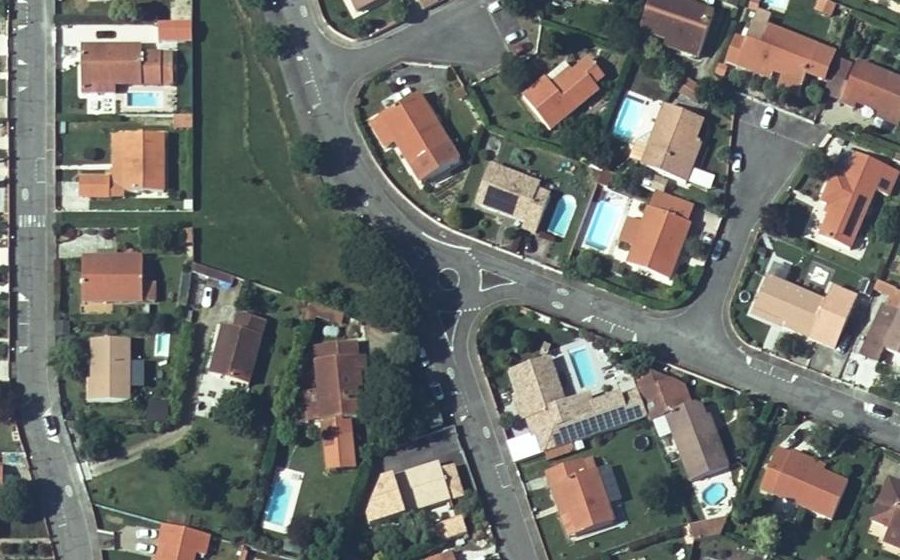 Vue aérienne du Rond-point anonyme n°623720355