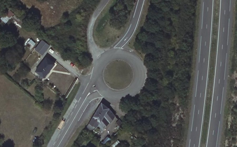 Vue aérienne du Rond-point anonyme n°62382676