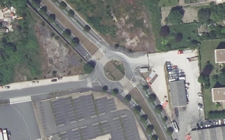 Vue aérienne du Rond-point anonyme n°624078564