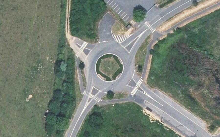 Vue aérienne du Rond-point anonyme n°624088181