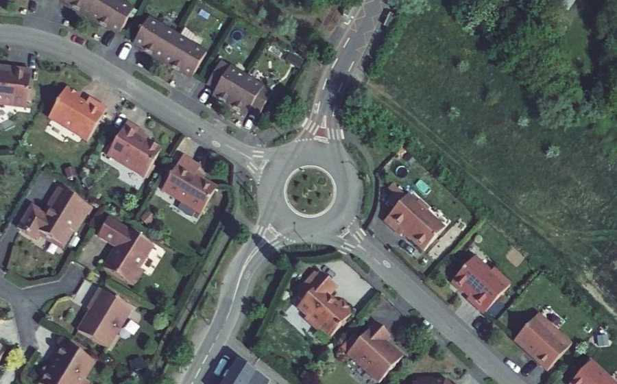 Vue aérienne du Rond-point anonyme n°624108236