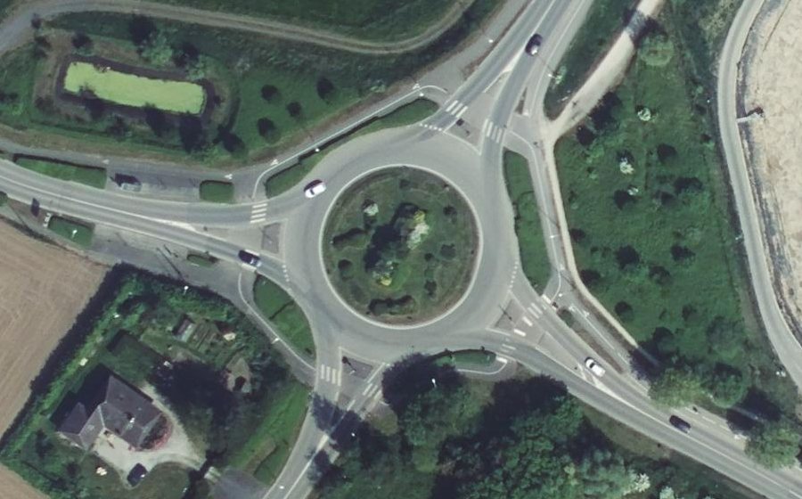 Vue aérienne du Rond-point anonyme n°624108238