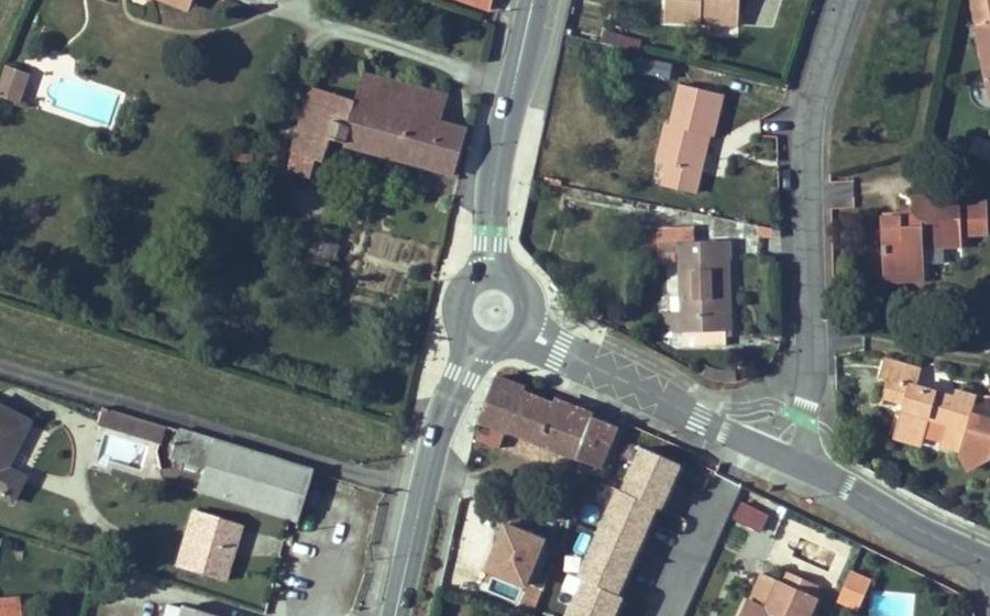 Vue aérienne du Rond-point anonyme n°624217144