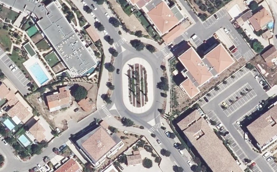 Vue aérienne du Rond-point anonyme n°624247086