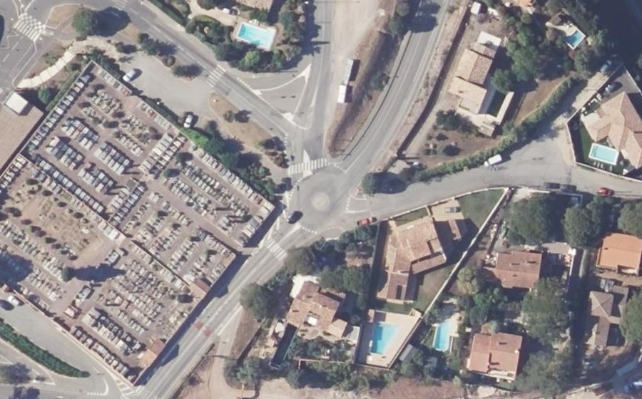 Vue aérienne du Rond-point anonyme n°624254160
