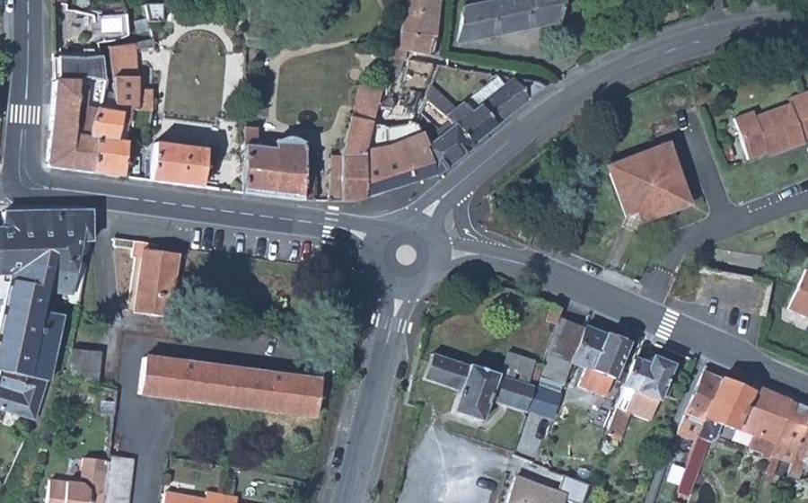 Vue aérienne du Rond-point anonyme n°624269445