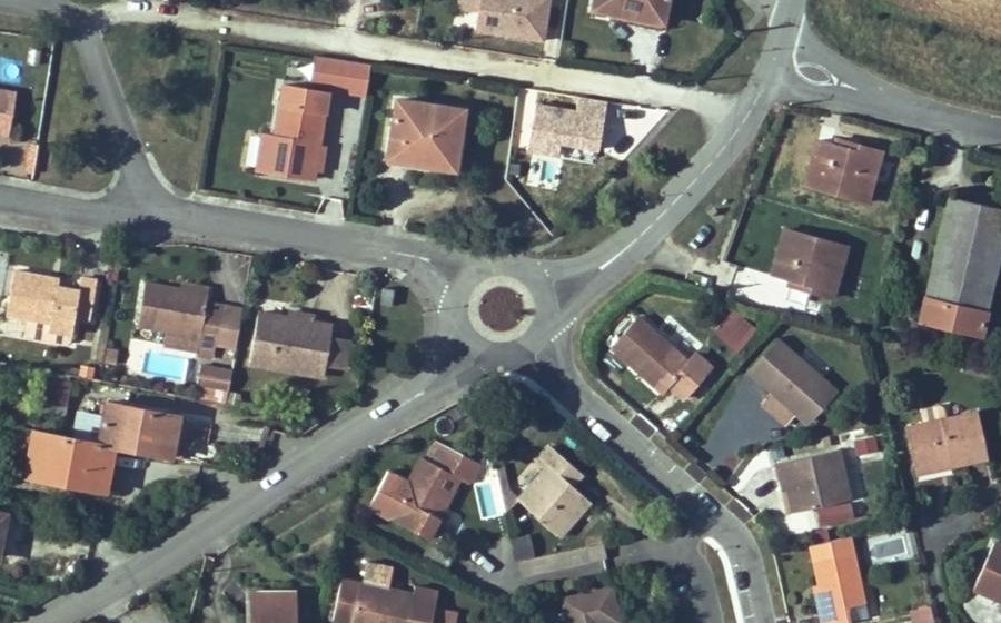Vue aérienne du Rond-point anonyme n°624280932