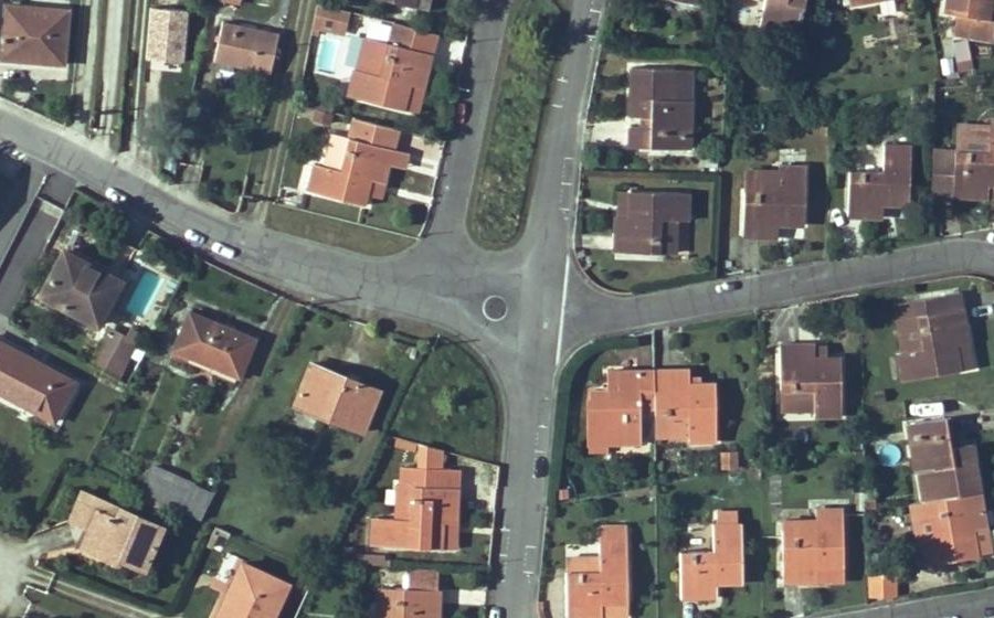 Vue aérienne du Rond-point anonyme n°624280934