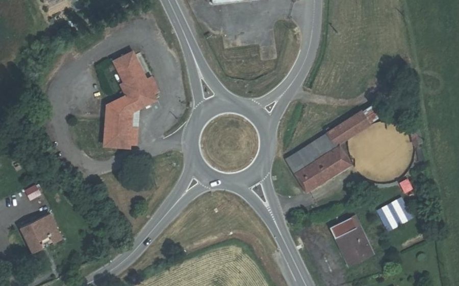 Vue aérienne du Rond-point anonyme n°624365041
