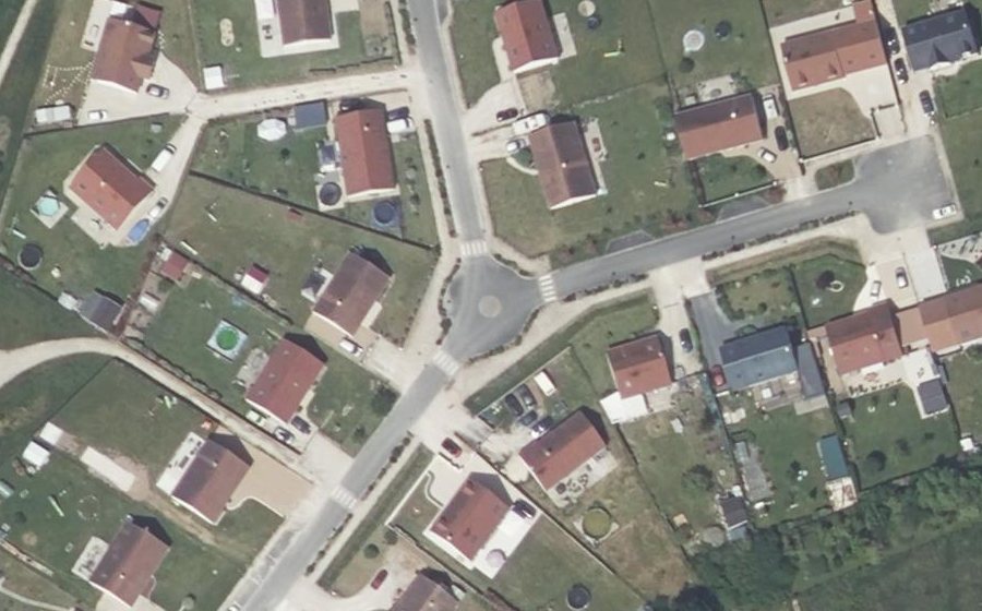 Vue aérienne du Rond-point anonyme n°624382574