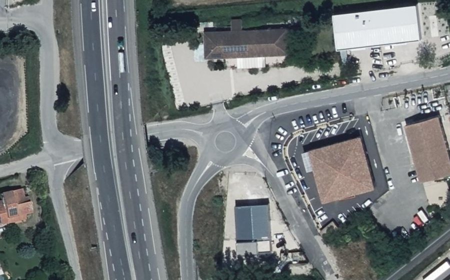 Vue aérienne du Rond-point anonyme n°624418279