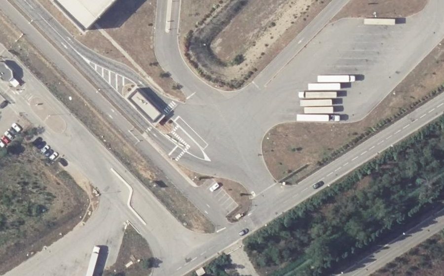 Vue aérienne du Rond-point anonyme n°624478035