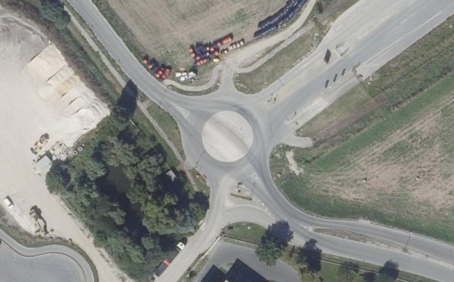 Vue aérienne du Rond-point anonyme n°624846025