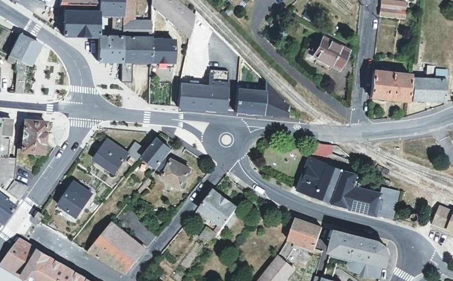 Vue aérienne du Rond-point anonyme n°625069042