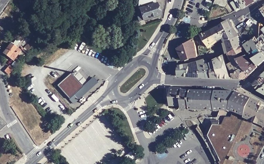Vue aérienne du Rond-point anonyme n°625081758