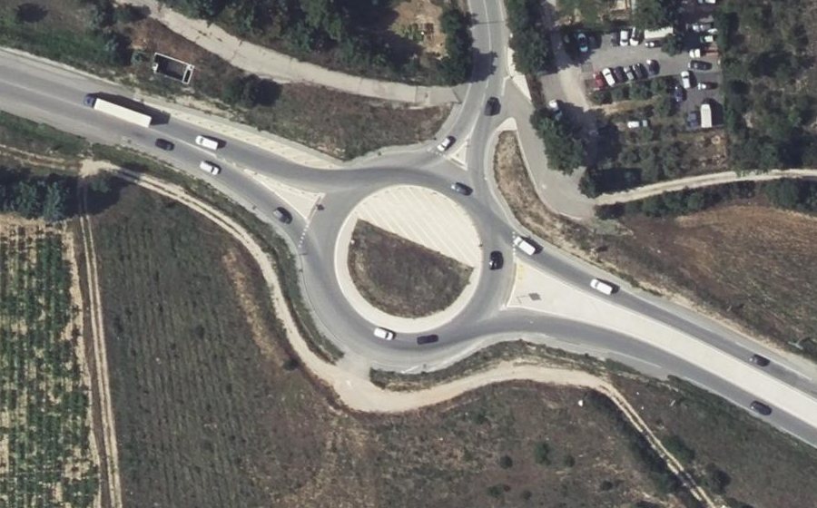 Vue aérienne du Rond-point anonyme n°625095259