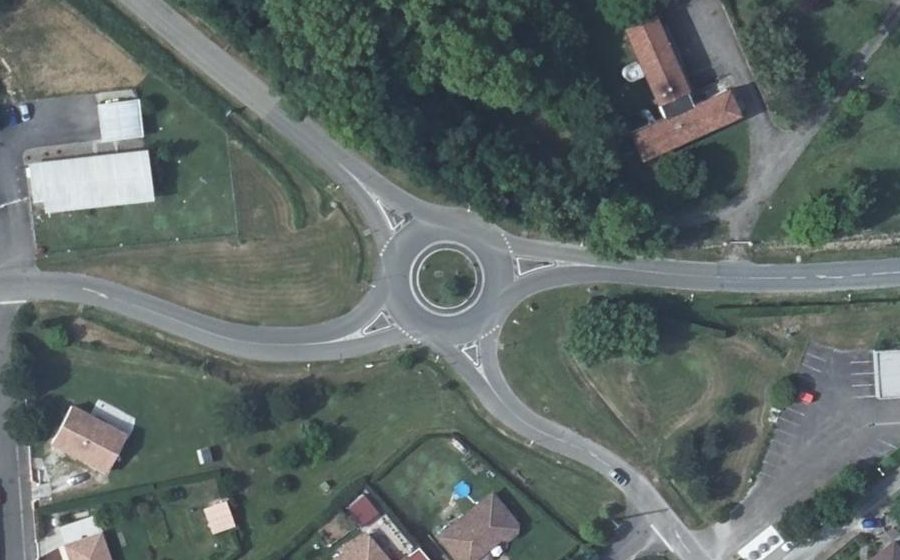 Vue aérienne du Rond-point anonyme n°625098802