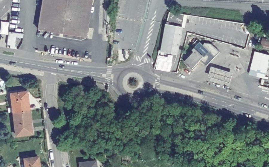 Vue aérienne du Rond-point anonyme n°625305318