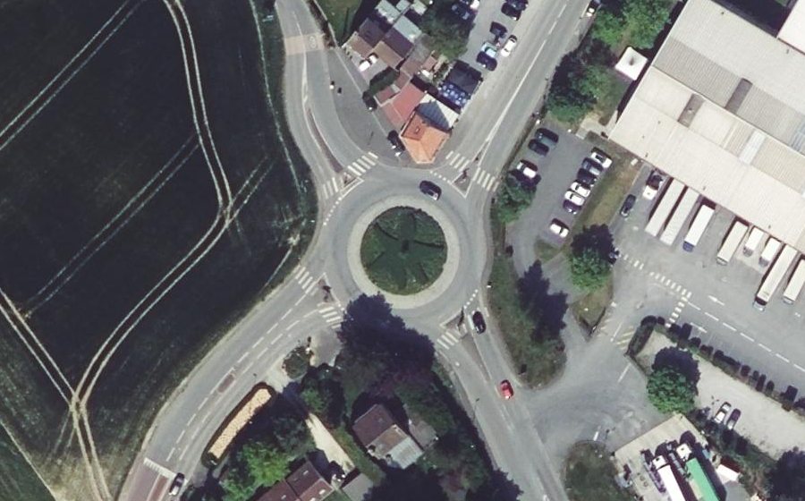 Vue aérienne du Rond-point anonyme n°625534911