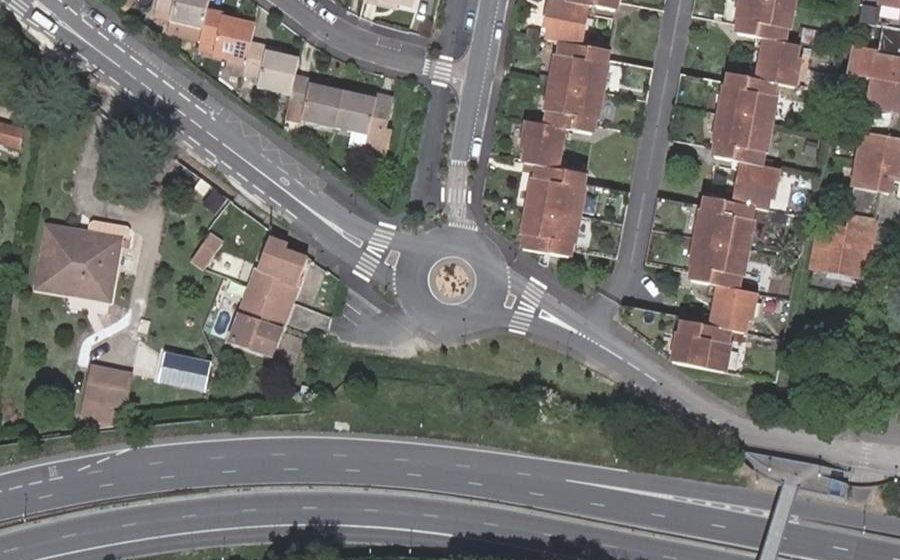 Vue aérienne du Rond-point anonyme n°625654559