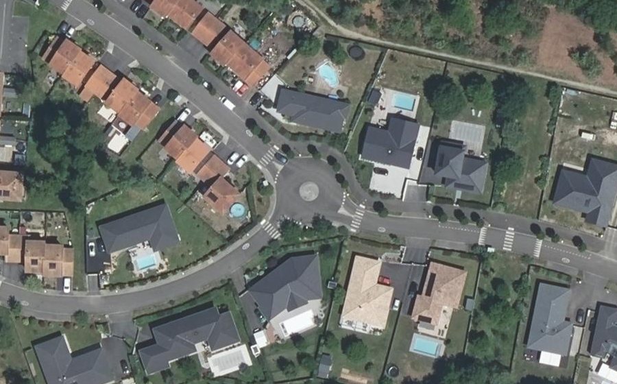 Vue aérienne du Rond-point anonyme n°625664204