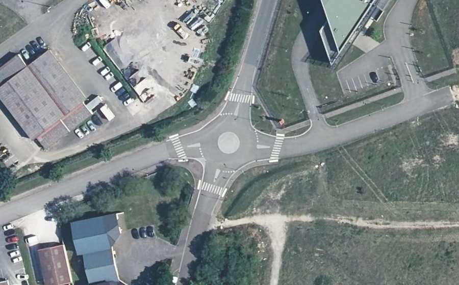 Vue aérienne du Rond-point anonyme n°625692678