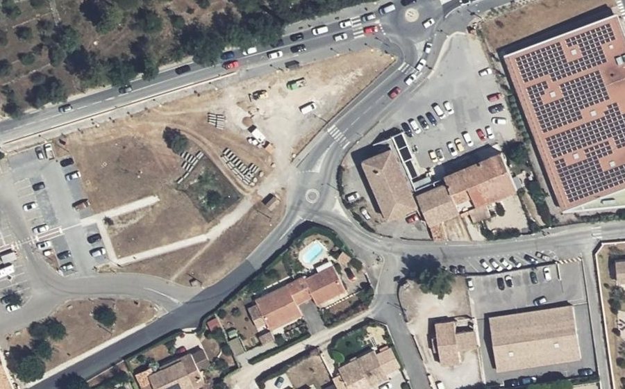 Vue aérienne du Rond-point anonyme n°625770639