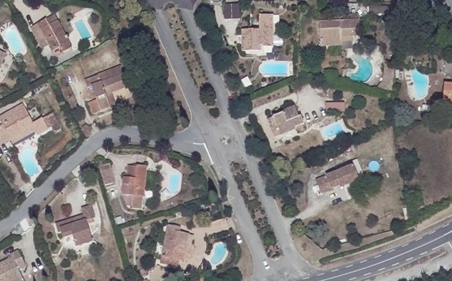 Vue aérienne du Rond-point anonyme n°625937258