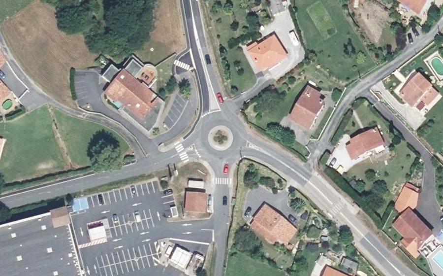 Vue aérienne du Rond-point anonyme n°626159401