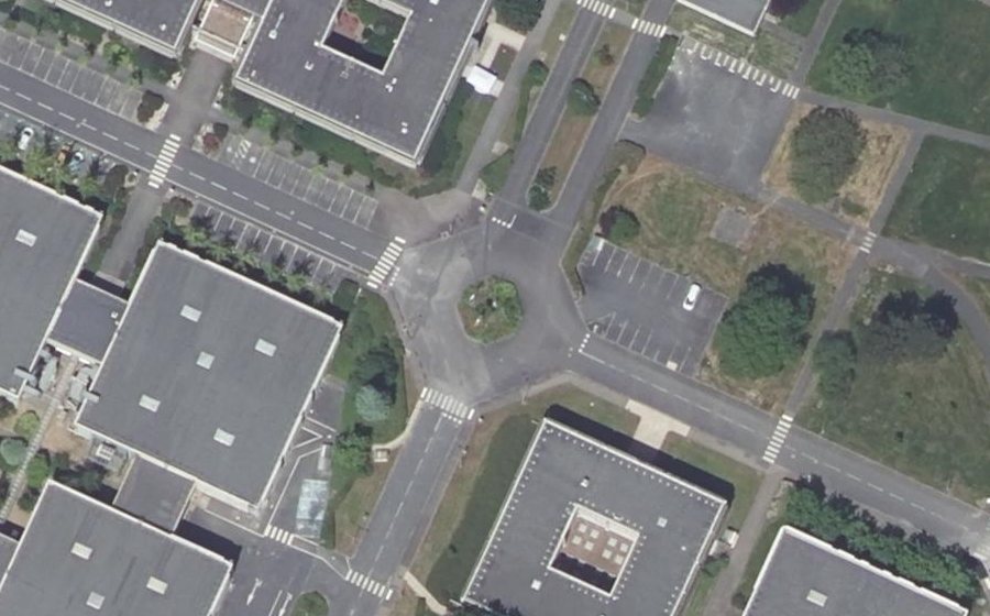 Vue aérienne du Rond-point anonyme n°626285557