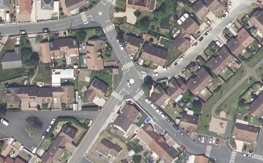 Vue aérienne du Rond-point anonyme n°626285559