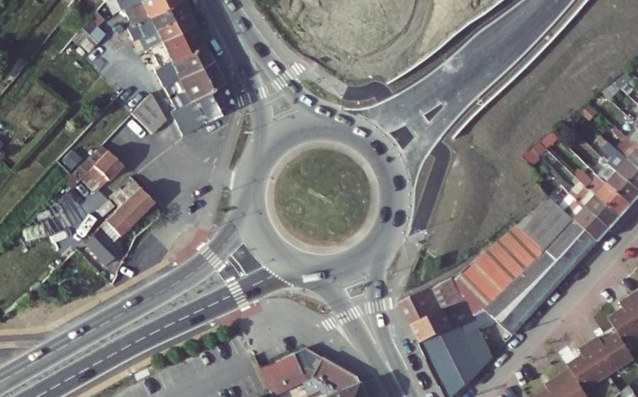 Vue aérienne du Rond-point anonyme n°626469081