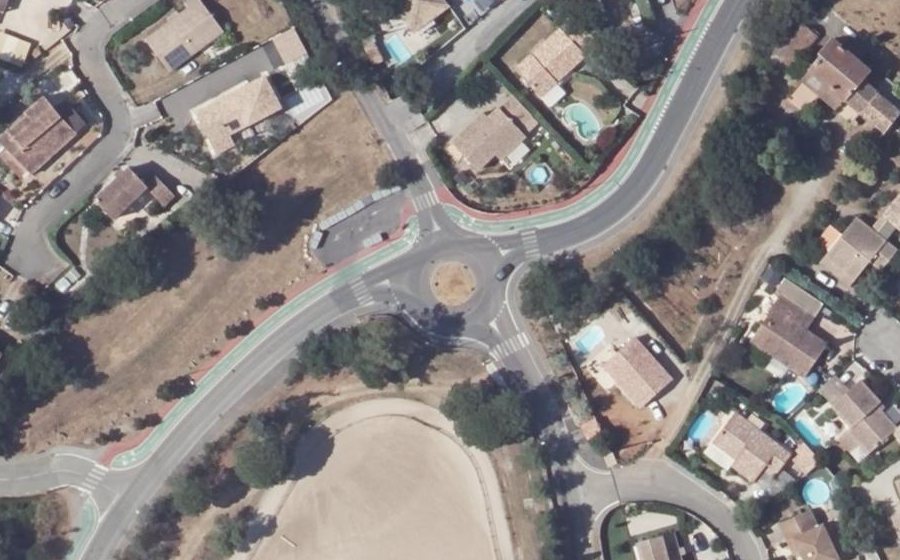Vue aérienne du Rond-point anonyme n°626708951
