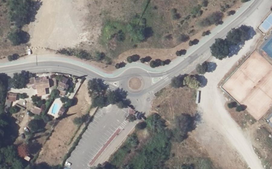 Vue aérienne du Rond-point anonyme n°626710333