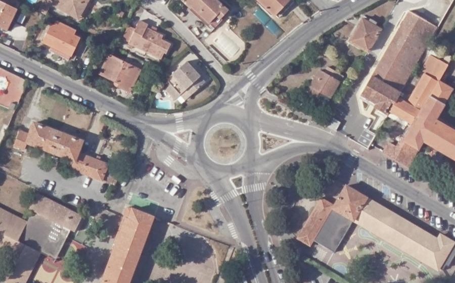 Vue aérienne du Rond-point anonyme n°626719688