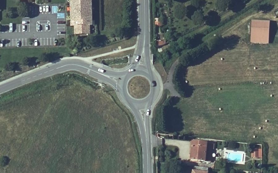 Vue aérienne du Rond-point anonyme n°626762031