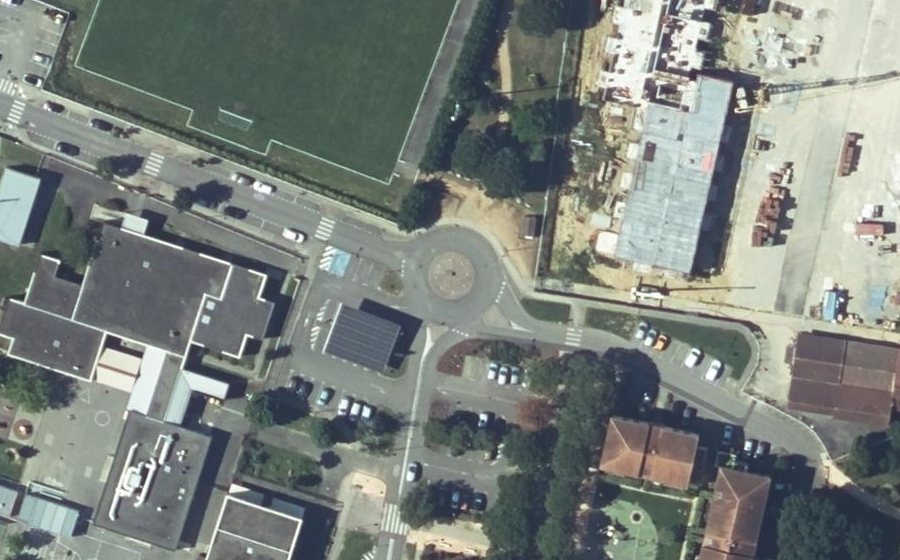Vue aérienne du Rond-point anonyme n°626826802