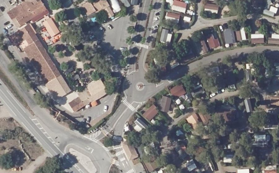 Vue aérienne du Rond-point anonyme n°626950097
