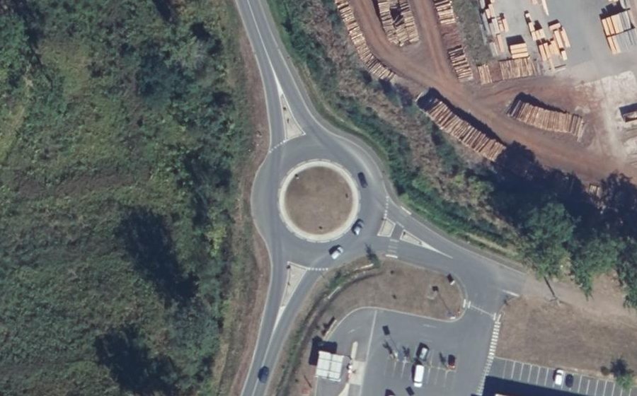 Vue aérienne du Rond-point anonyme n°627032486