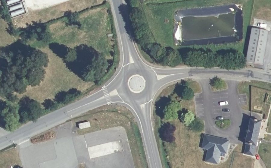 Vue aérienne du Rond-point anonyme n°627410838