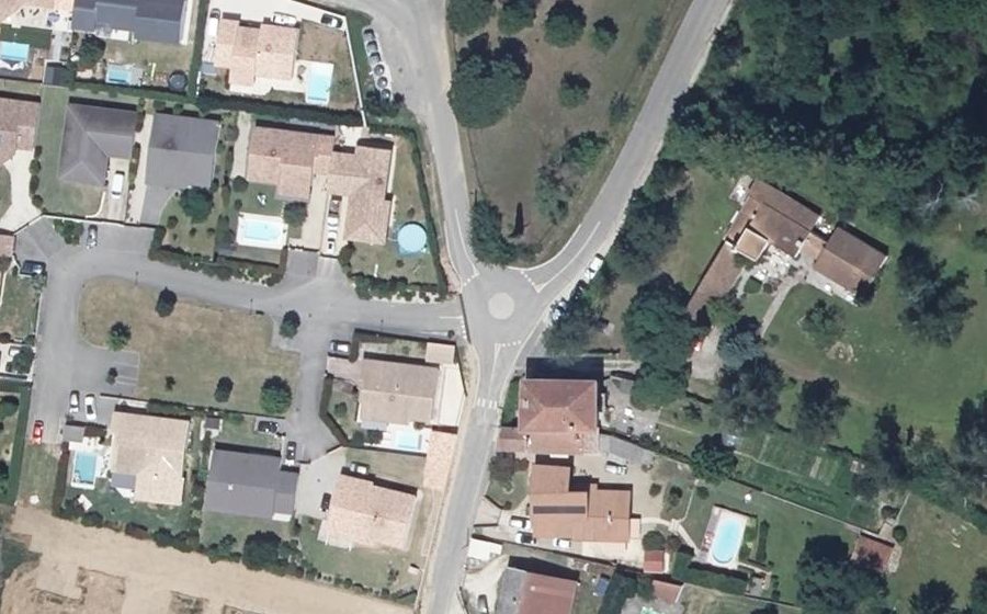 Vue aérienne du Rond-point anonyme n°627520460