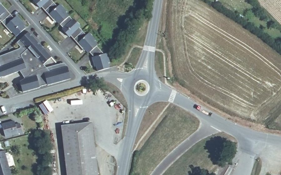 Vue aérienne du Rond-point anonyme n°627543304
